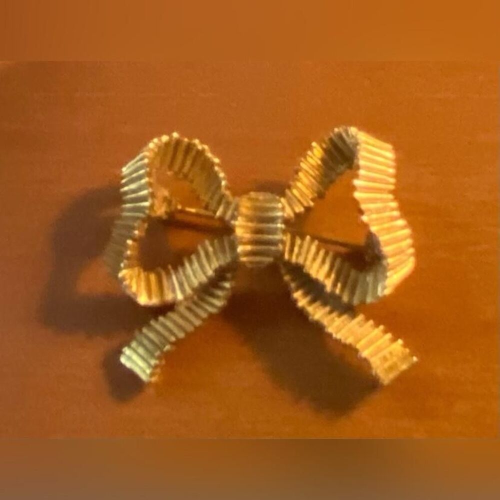 Gold Tone Ribbon Bow Brooch Pin Textured Ruffle Tails Costume Jewelry 1.5 Inch